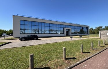 Location local 930 m² – Bron